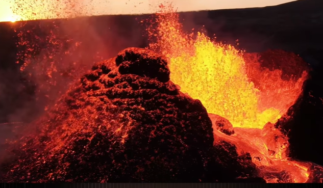 צילומים מקרוב של התפרצות געשית