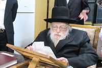 הגאון רבי מאיר גריינמן במסירת השיעור ביום היארצייט של 'החזון איש'