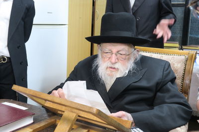 הגאון רבי מאיר גריינמן במסירת השיעור ביום היארצייט של 'החזון איש'