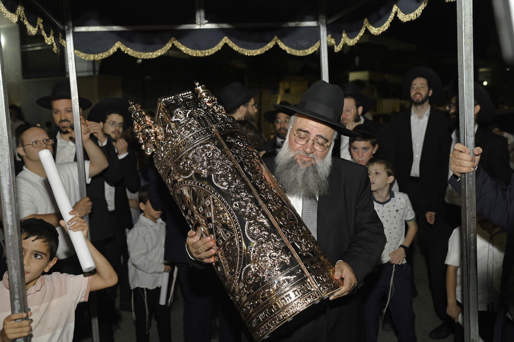 הכנסת ס"ת והכתרת רבי אהרן טולידאנו לרב קהילת אברכים ברכסים