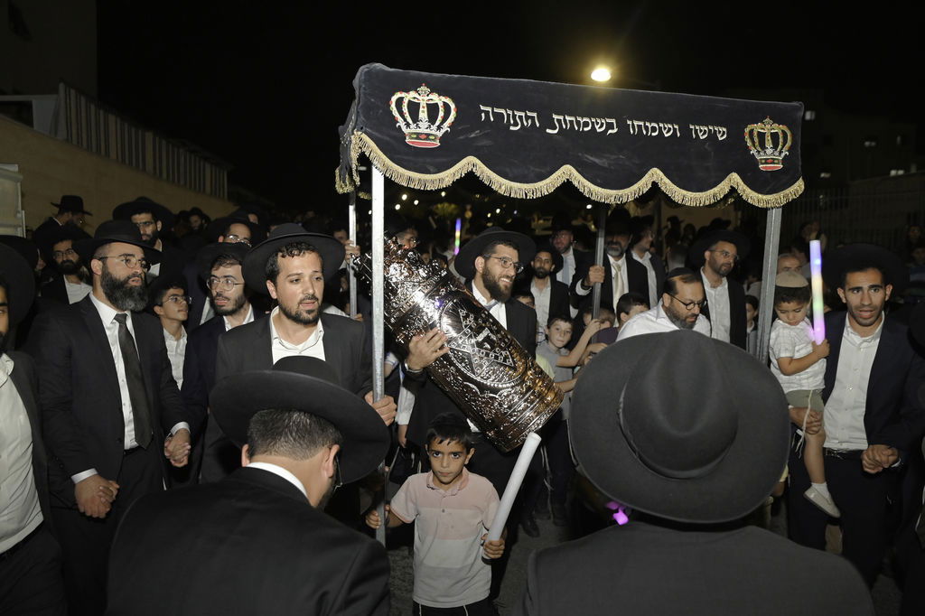 הכנסת ס"ת והכתרת רבי אהרן טולידאנו לרב קהילת אברכים ברכסים