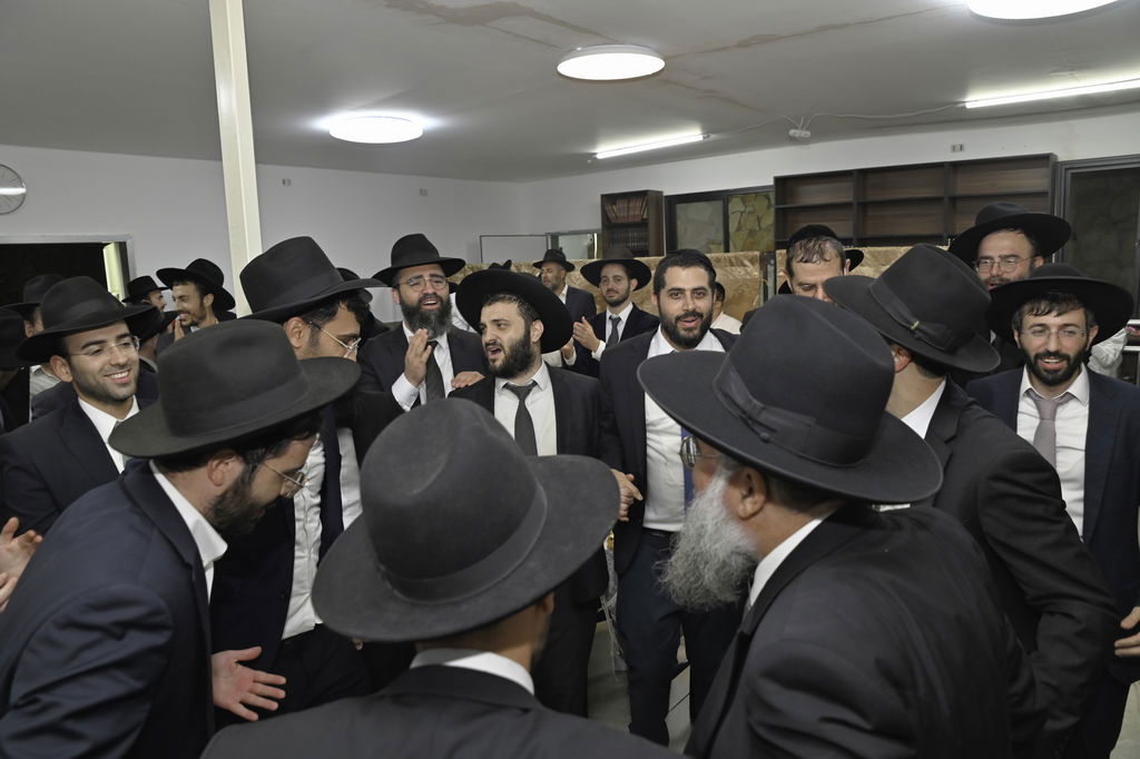 הכנסת ס"ת והכתרת רבי אהרן טולידאנו לרב קהילת אברכים ברכסים