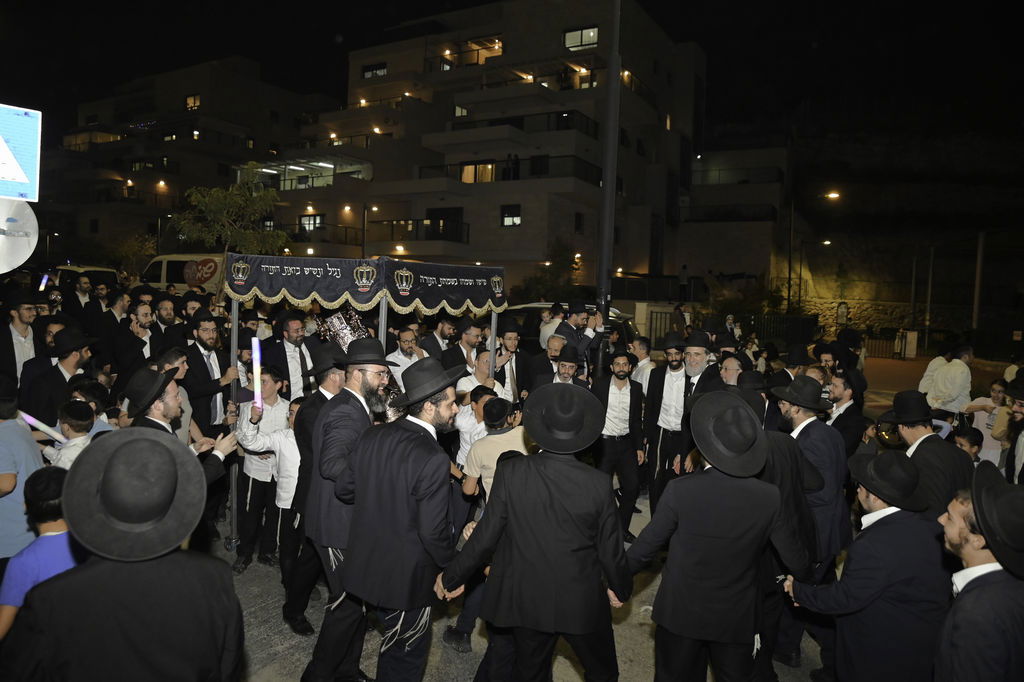 הכנסת ס"ת והכתרת רבי אהרן טולידאנו לרב קהילת אברכים ברכסים