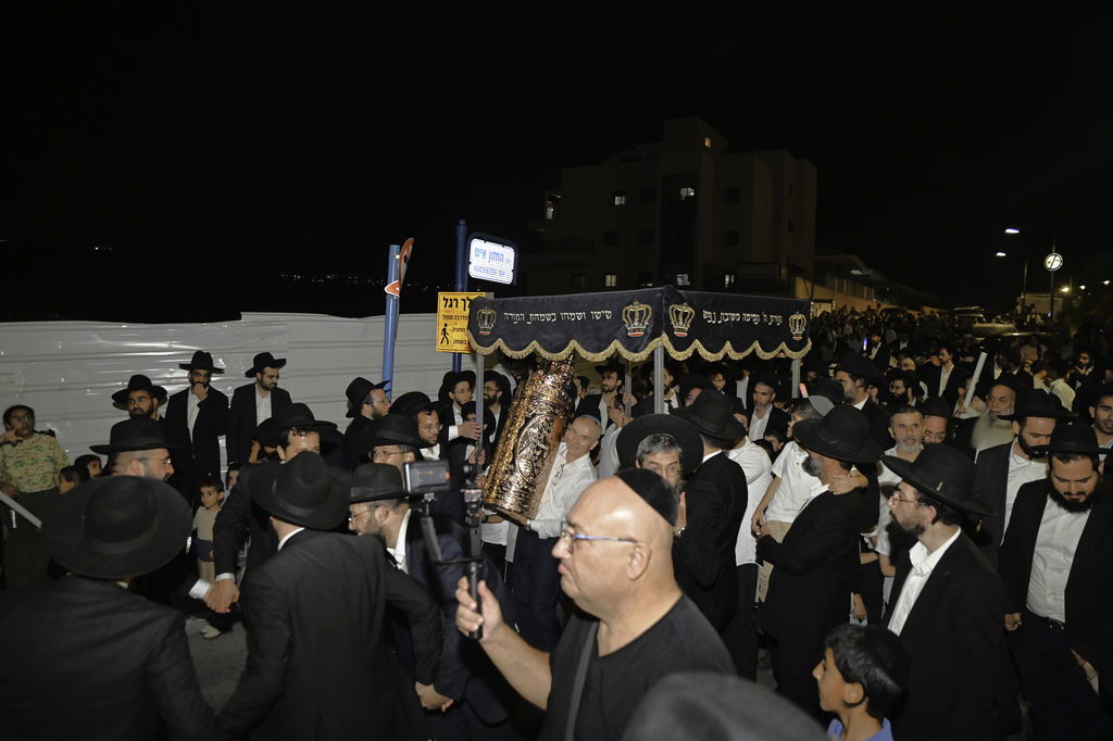 הכנסת ס"ת והכתרת רבי אהרן טולידאנו לרב קהילת אברכים ברכסים