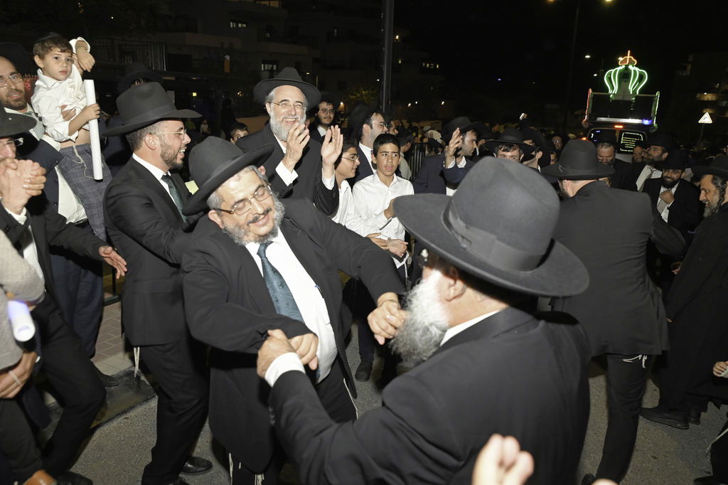 הכנסת ס"ת והכתרת רבי אהרן טולידאנו לרב קהילת אברכים ברכסים