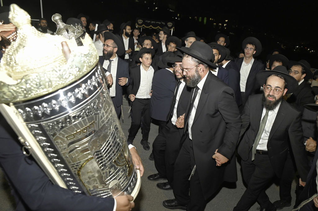 הכנסת ס"ת והכתרת רבי אהרן טולידאנו לרב קהילת אברכים ברכסים