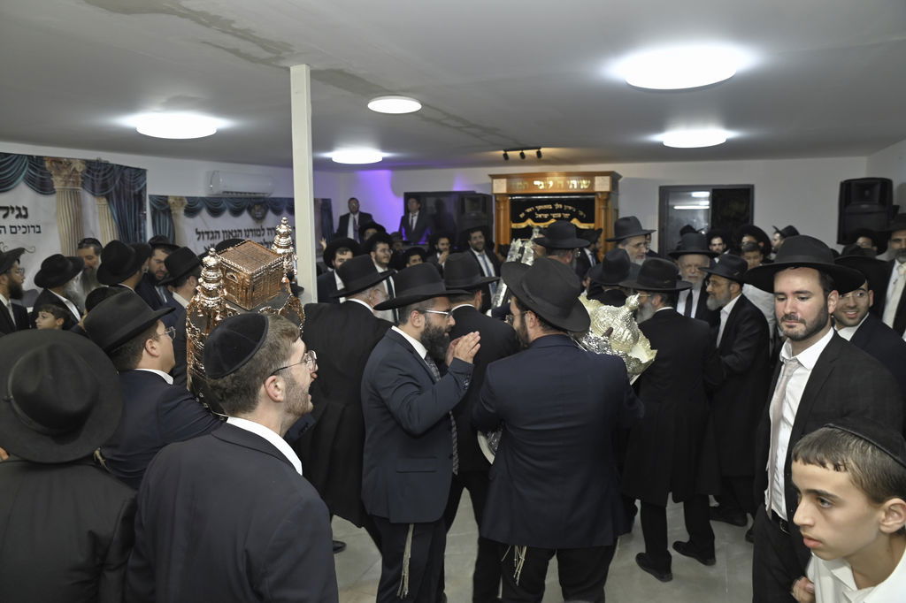 הכנסת ס"ת והכתרת רבי אהרן טולידאנו לרב קהילת אברכים ברכסים