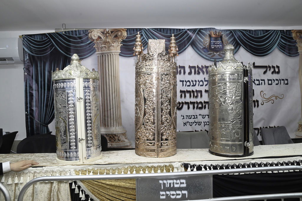 הכנסת ס"ת והכתרת רבי אהרן טולידאנו לרב קהילת אברכים ברכסים