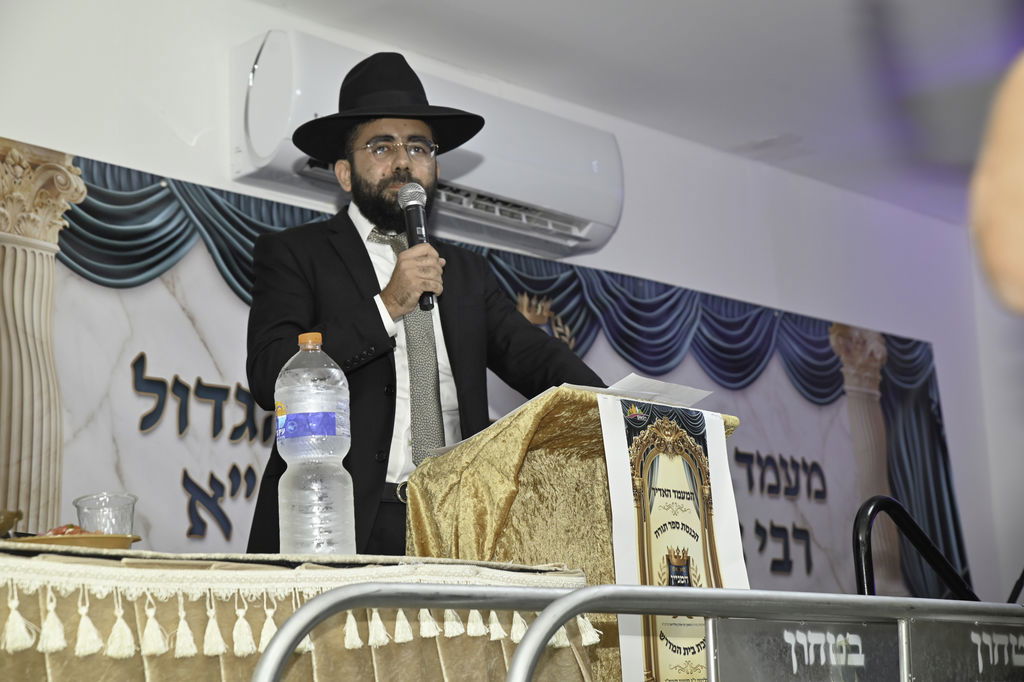 הכנסת ס"ת והכתרת רבי אהרן טולידאנו לרב קהילת אברכים ברכסים