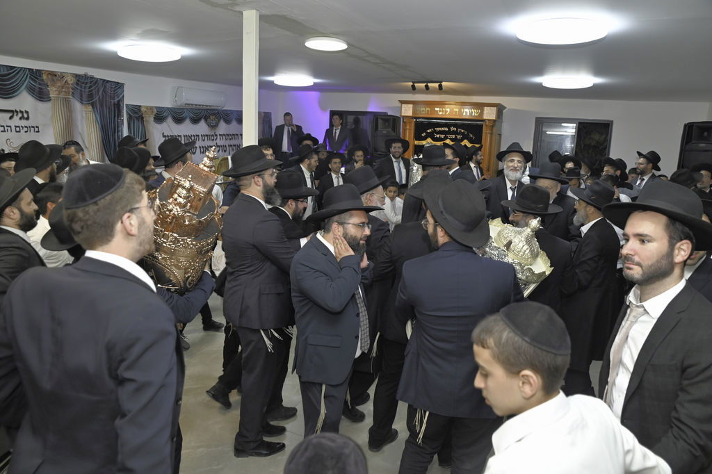 הכנסת ס"ת והכתרת רבי אהרן טולידאנו לרב קהילת אברכים ברכסים