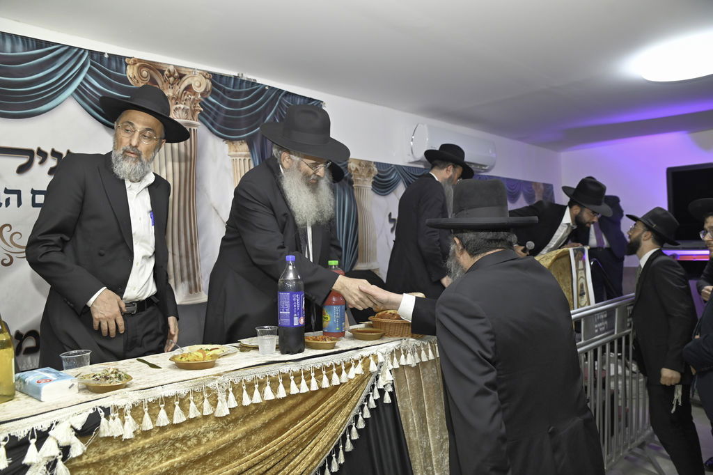 הכנסת ס"ת והכתרת רבי אהרן טולידאנו לרב קהילת אברכים ברכסים