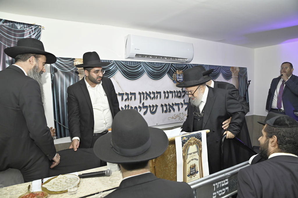 הכנסת ס"ת והכתרת רבי אהרן טולידאנו לרב קהילת אברכים ברכסים