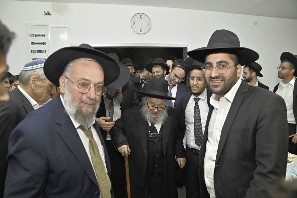 הכנסת ס"ת והכתרת רבי אהרן טולידאנו לרב קהילת אברכים ברכסים