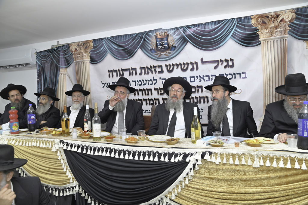 הכנסת ס"ת והכתרת רבי אהרן טולידאנו לרב קהילת אברכים ברכסים