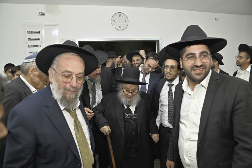 הכנסת ס"ת והכתרת רבי אהרן טולידאנו לרב קהילת אברכים ברכסים