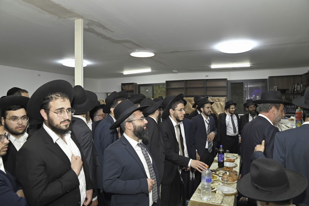 הכנסת ס"ת והכתרת רבי אהרן טולידאנו לרב קהילת אברכים ברכסים