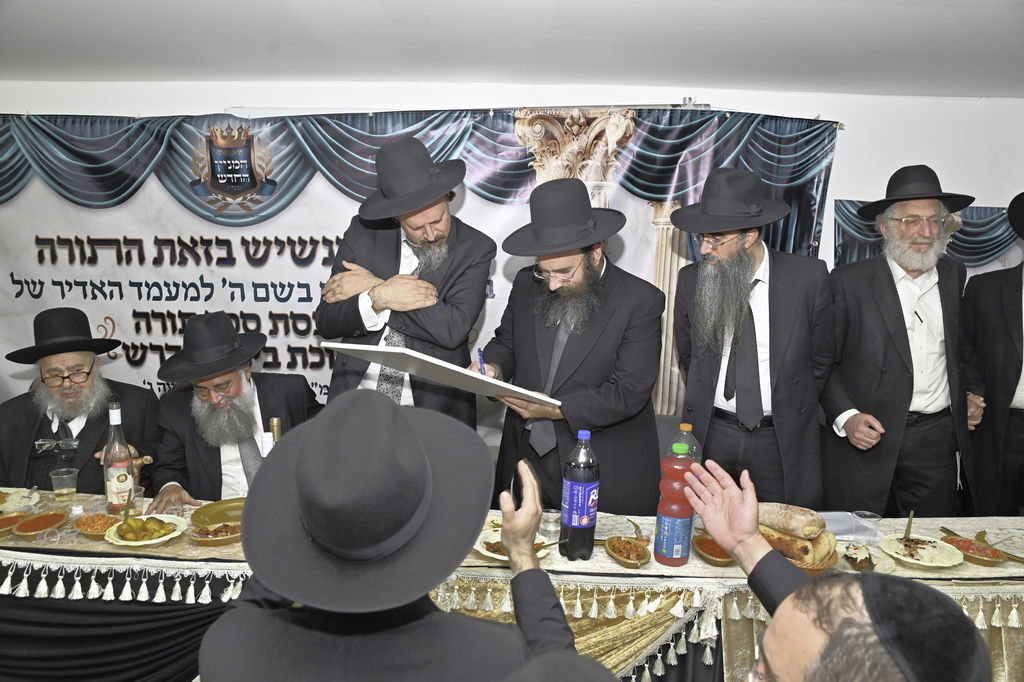 הכנסת ס"ת והכתרת רבי אהרן טולידאנו לרב קהילת אברכים ברכסים