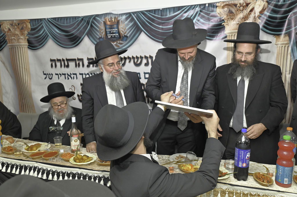 הכנסת ס"ת והכתרת רבי אהרן טולידאנו לרב קהילת אברכים ברכסים