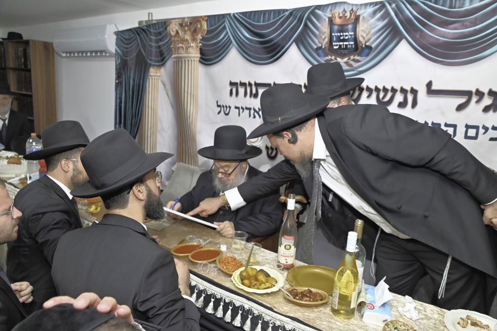 הכנסת ס"ת והכתרת רבי אהרן טולידאנו לרב קהילת אברכים ברכסים