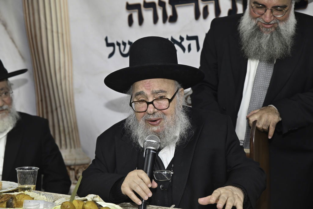 הכנסת ס"ת והכתרת רבי אהרן טולידאנו לרב קהילת אברכים ברכסים