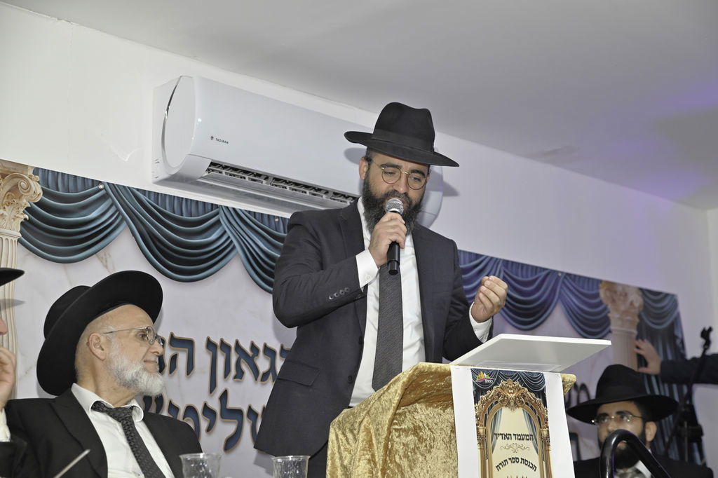 הכנסת ס"ת והכתרת רבי אהרן טולידאנו לרב קהילת אברכים ברכסים