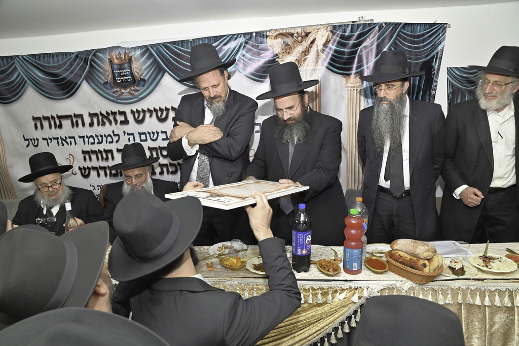 הכנסת ס"ת והכתרת רבי אהרן טולידאנו לרב קהילת אברכים ברכסים