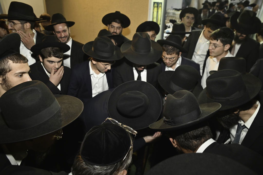 הכנסת ס"ת והכתרת רבי אהרן טולידאנו לרב קהילת אברכים ברכסים