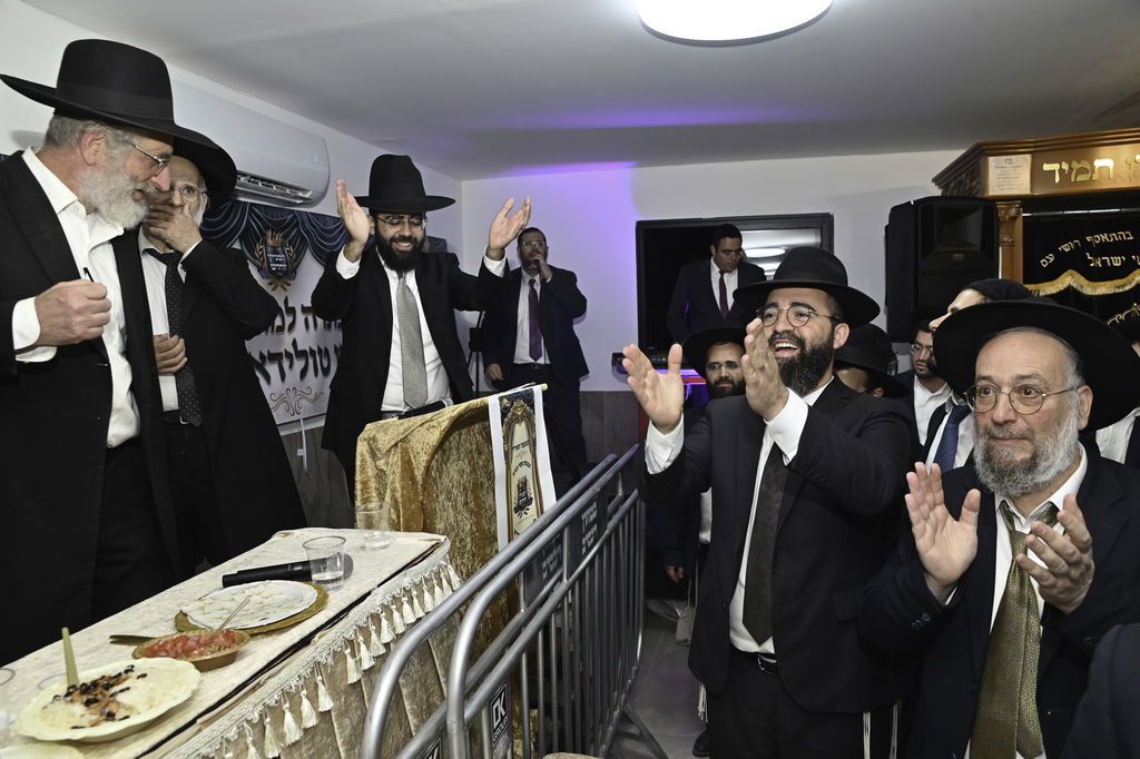 הכנסת ס"ת והכתרת רבי אהרן טולידאנו לרב קהילת אברכים ברכסים