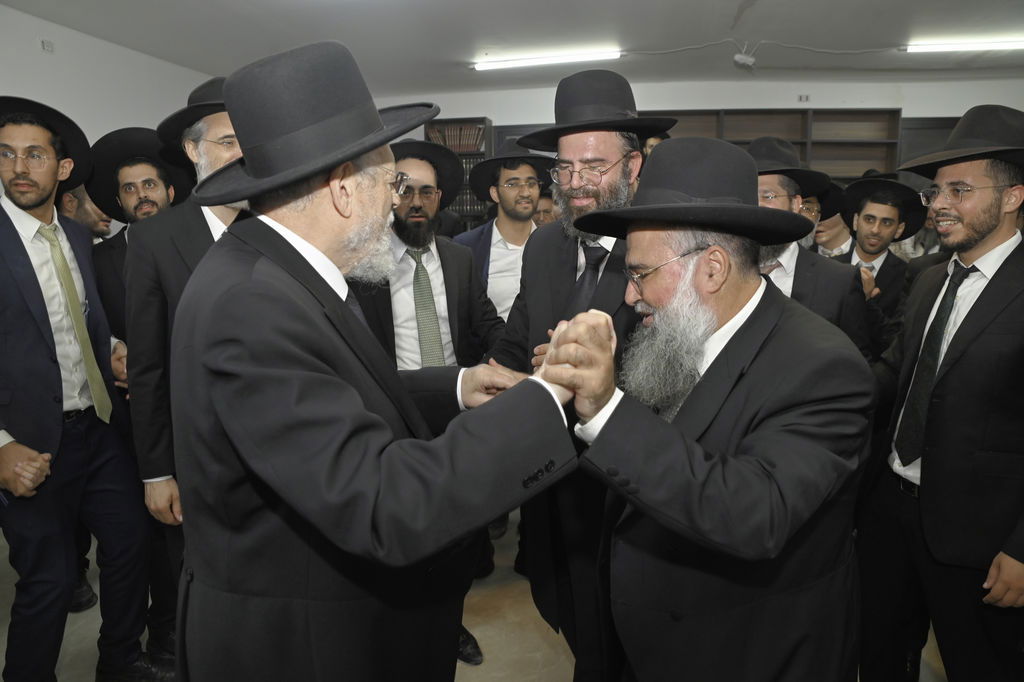 הכנסת ס"ת והכתרת רבי אהרן טולידאנו לרב קהילת אברכים ברכסים