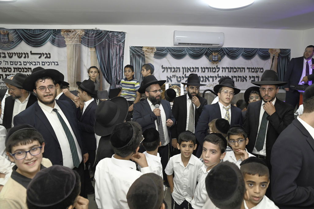 הכנסת ס"ת והכתרת רבי אהרן טולידאנו לרב קהילת אברכים ברכסים