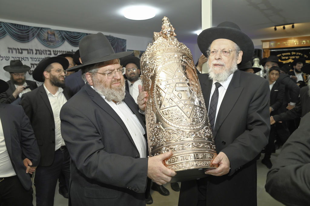 הכנסת ס"ת והכתרת רבי אהרן טולידאנו לרב קהילת אברכים ברכסים