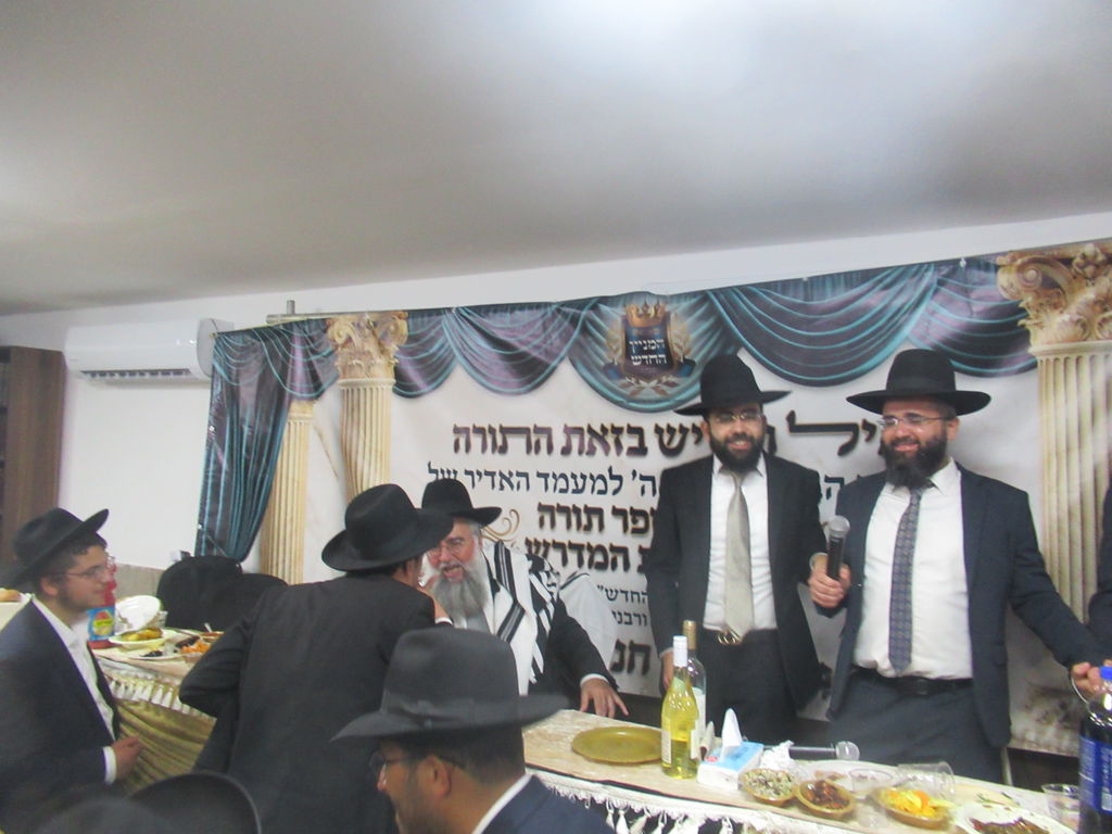 הכנסת ס"ת והכתרת רבי אהרן טולידאנו לרב קהילת אברכים ברכסים