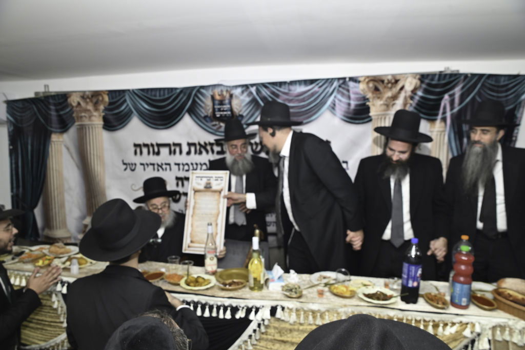 הכנסת ס"ת והכתרת רבי אהרן טולידאנו לרב קהילת אברכים ברכסים