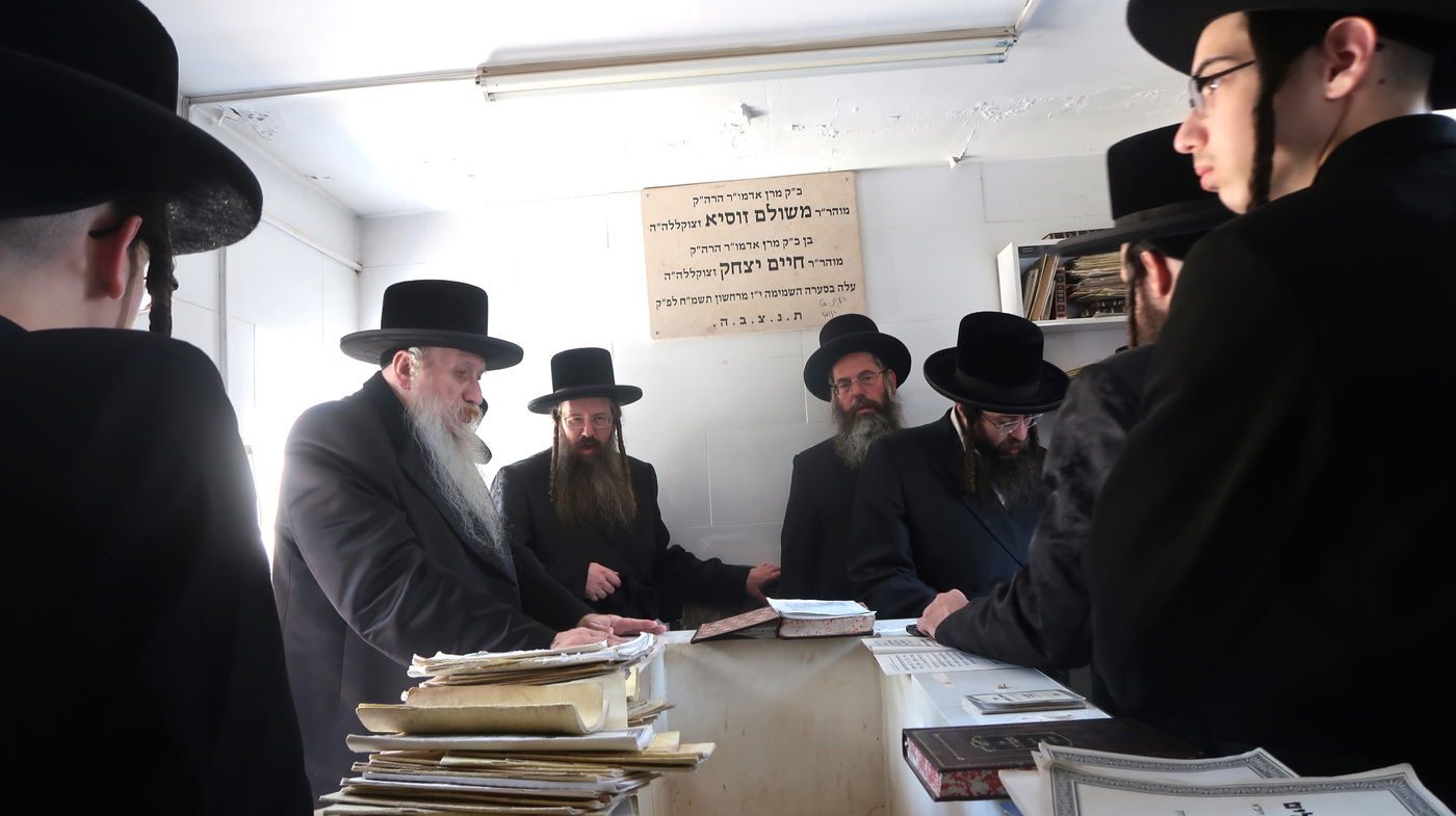 האדמו"ר מטשארנאביל אשדוד בתפילה ע"י ציון אביו זצ"ל