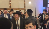 הגרש"ב קם מה'שבעה' ורקד בחתונת אחד התלמידים עם אריאל שמאי | צפו