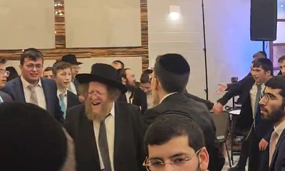 הגרש"ב קם מה'שבעה' ורקד בחתונת אחד התלמידים עם אריאל שמאי | צפו