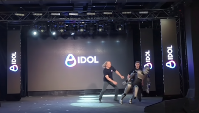 גאווה רוסית: "איידול" הרובוט ההומנואידי הראשון של רוסיה נפל לעיני הקהל | צפו