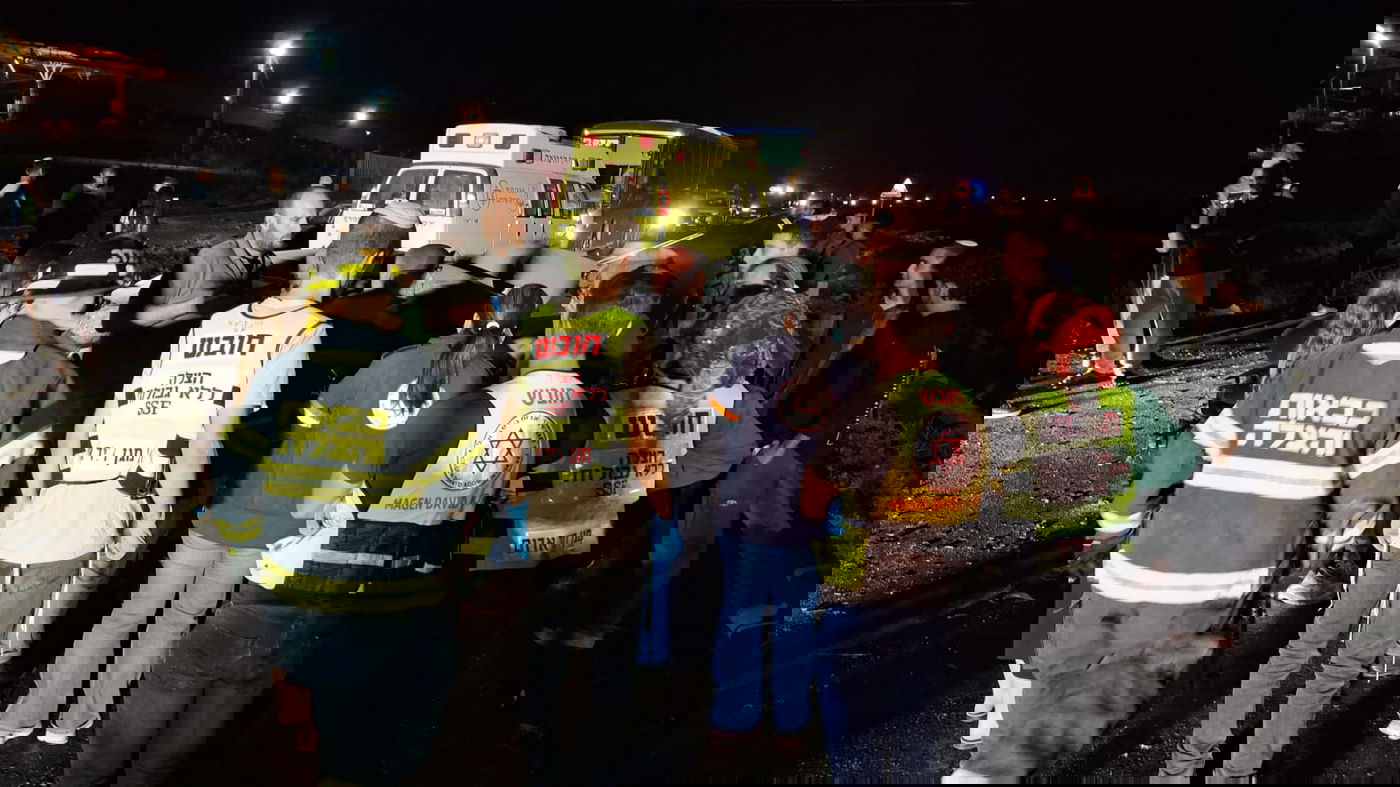 תאונה קטלנית: בן 35 נהרג, ילד בן 7 חולץ מהרכב המרוסק במצב קשה