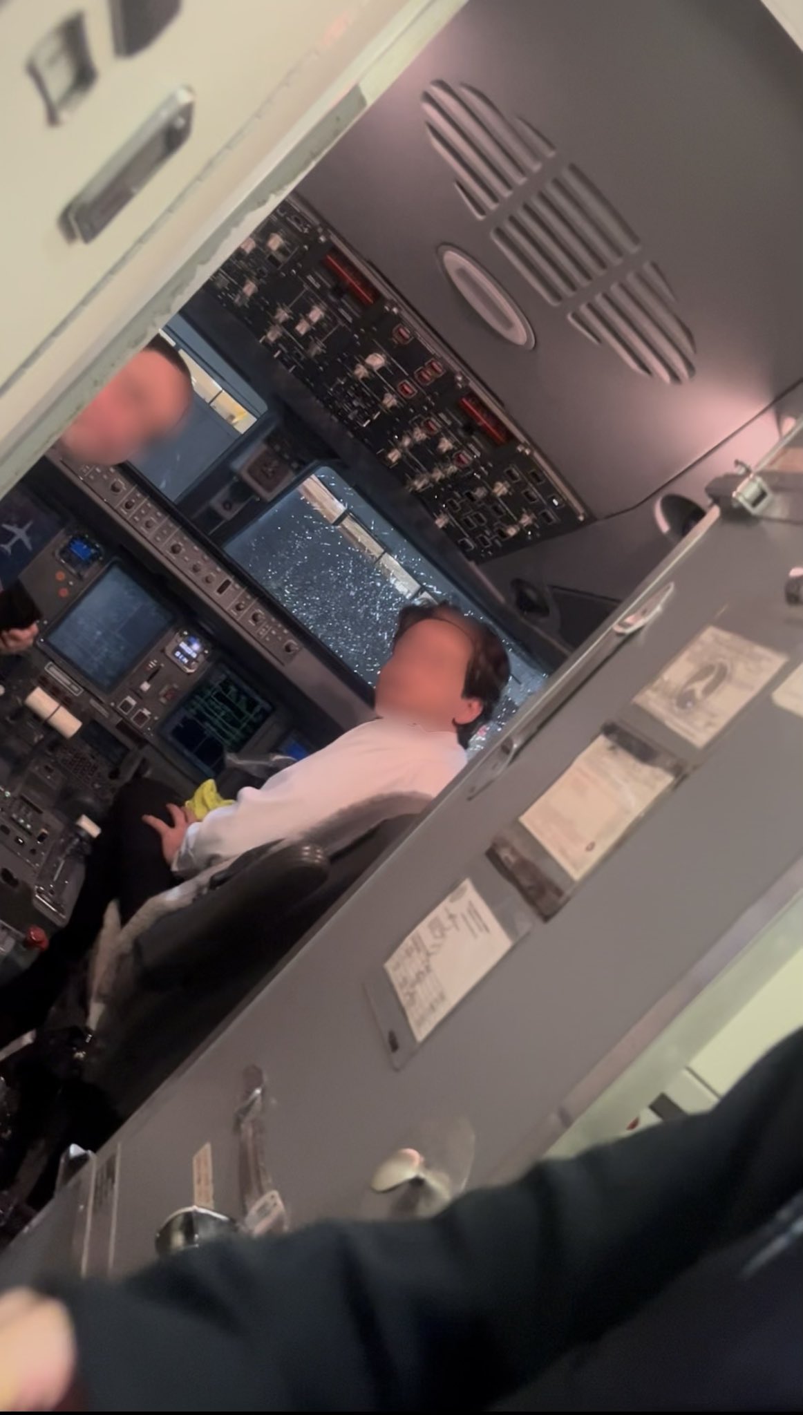 הטייסים והחלון המנופץ