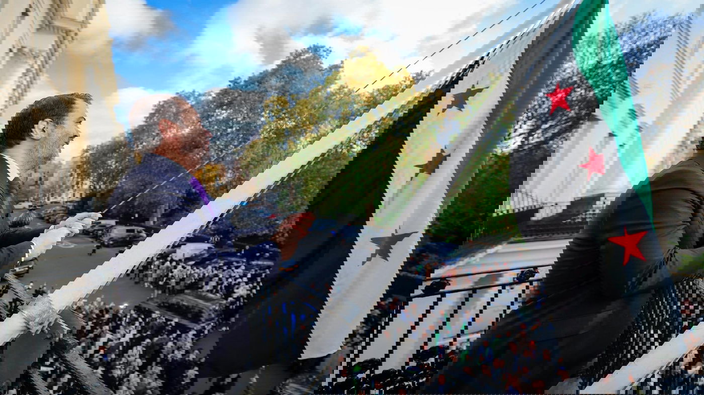 א שיבאני מניף את דגל המהפכה בלונדון