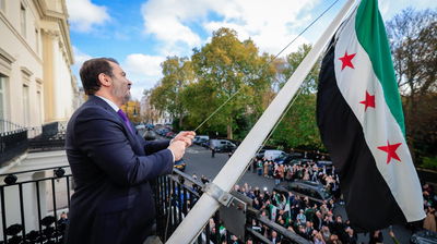 א שיבאני מניף את דגל המהפכה בלונדון