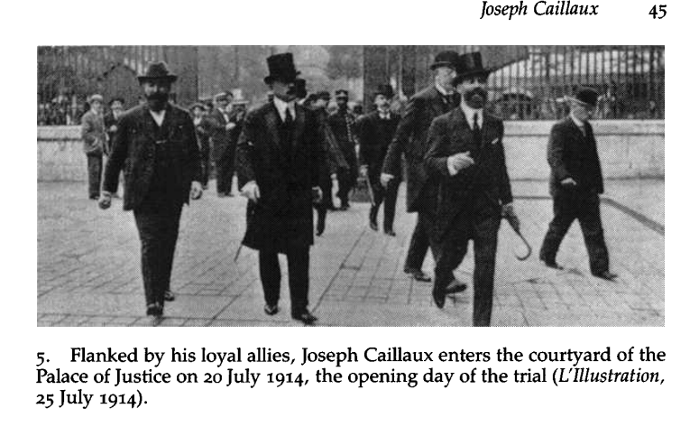 ז'וזף קאיו  כשהוא נכנס לחצר ארמון המשפט בצרפת ב-20 ביולי 1914 – היום הראשון של משפטו.