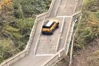 הפרסומת שהסתבכה: רכב סיני צנח במורד "שביל גן העדן" לעיני המצלמות | צפו