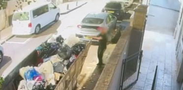 הצית פח אשפה וקולנועית בשכונה החרדית - אבל שכח להסתיר את פניו | צפו