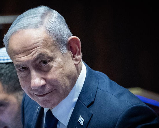 מאחורי הציוץ החריג: קרב מחנות בלשכת נתניהו, הוותיקים נגד שרה ויאיר