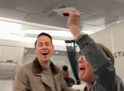 זוג נוסעים נאלץ לרדת מטיסה לאחר שאיבדו את דרכונם, רגע אחרי שיצא המטוס מהשער - קרה הבלתי ייאמן