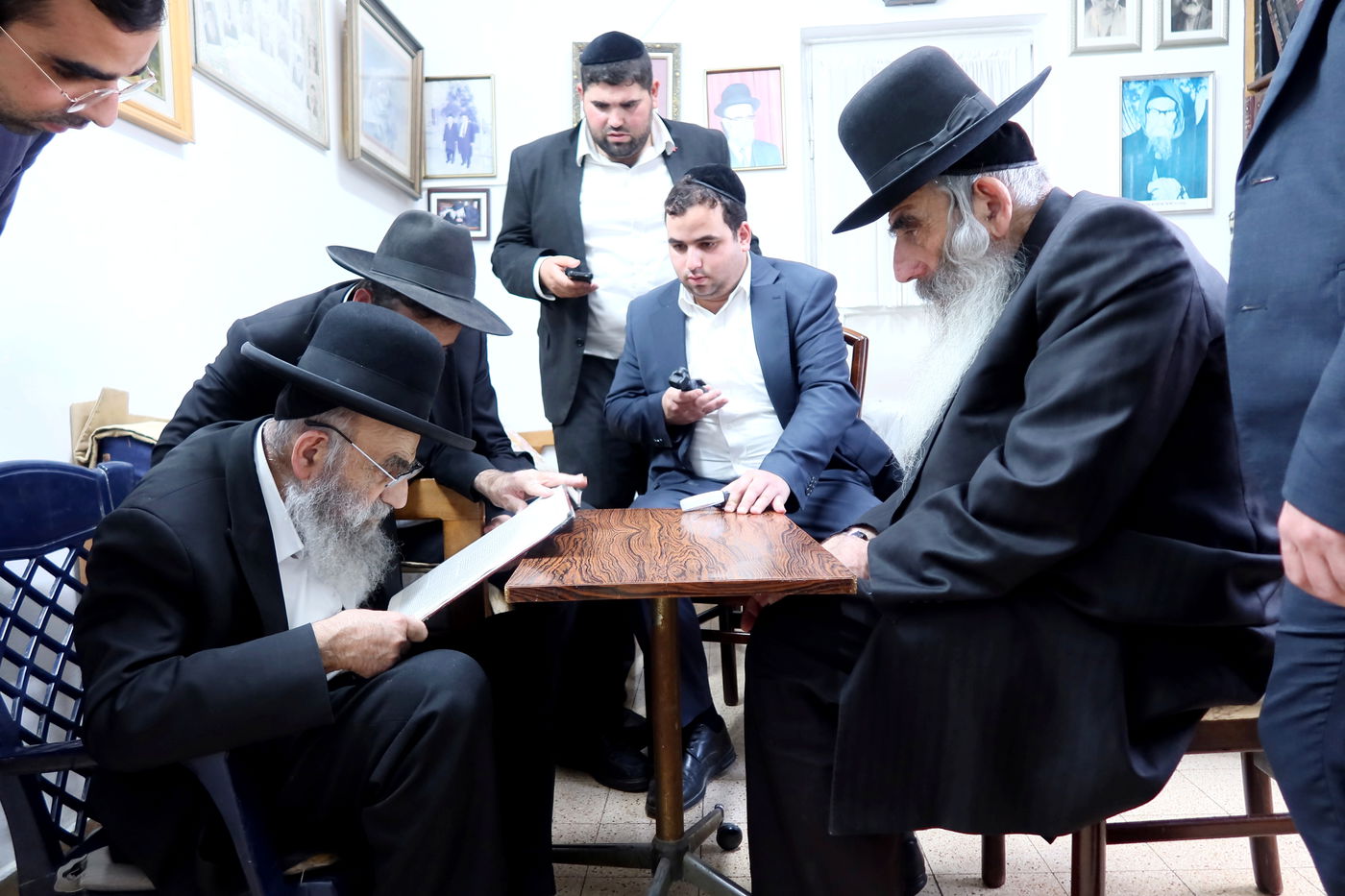 הגאון רבי רפאל ברלין בניחום אבלים אצל הגר"מ צדקה