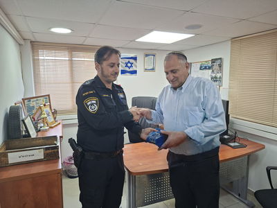 רגש מרגש בתחנה: החשוד נעצר והתפילין הגנובות הוחזרו לבעליהם 