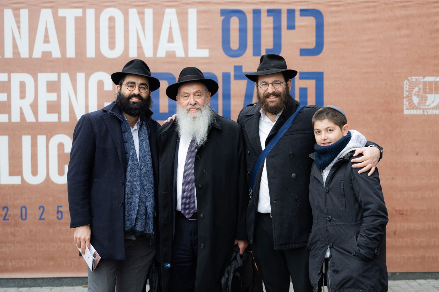 מימין לשמאל: השליח באיה נאפה והשליח באוגנדה שבאפריקה