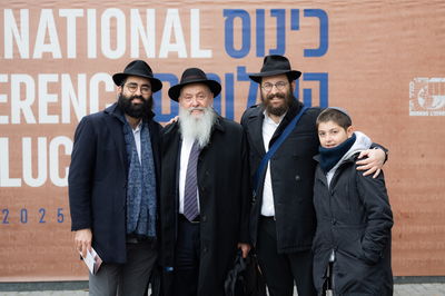 מימין לשמאל: השליח באיה נאפה והשליח באוגנדה שבאפריקה